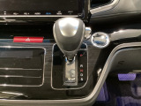 CVT車のセレクトレバーです。低速から高速まで、変速ショックのないスムーズな走りと、エンジン効率のよい領域を維持して燃費にも貢献します。
