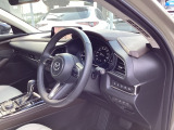 必要な情報を伝え安全運転に寄与するメーターパネルと正確な操作性を約束するステアリングが人馬一体のドライビングに役立ちます