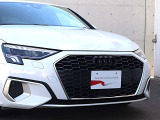 ●一目でAudiとわかる特徴的なシングルフレームグリル・LEDランプ。精悍なフロントマスクからAudiのスマートで上品なブランドを連想させてくれます。女性にも大変ご好評頂いております。