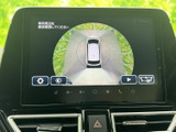 車両を上から見た映像で周囲の状況を確認でき、駐車時や狭い場所での取り回しをサポートします。画面上の表示を見ながら、周辺への注意を促してくれます。