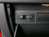 ETCユニットがグローブBOX内に収まっています。