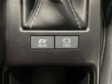 EVドライブモードで、エンジン音や排気ガスを気にすることなく走れます。早朝・深夜や屋内の駐車場などで重宝しますよ♪