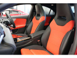メルセデスのシートは少し硬めになっております。長時間の運転の際、適度な反発があることでお尻や腰の負担を減らす効果が御座います。