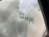 【ブラインドスポットモニター】走行中、ドアミラーの死角になりやすい箇所に後続車が接近するとサイドミラーのレンズに警告を表示!ドライバーに注意喚起をしてくれます。