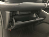 グローブボックスは余裕のある広さです!メンテナンスノートや車検証、ちょっとしたメモと筆記用具等を入れておくとあればもしもの時にも便利ですね。