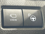 【リモート機能つきアドバンストパーク】専用スマートフォンアプリの使用で、車外から遠隔駐車・出庫が可能な先進機能。広い場所で乗り降りしたい時に便利です♪