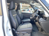 前席は視界が広く、運転席と助手席にゆったり座れるレイアウトです。シートの形状や落ち着いた色合いも心地よく、乗り込んだ際にすっきりとした印象を受けます。