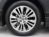 19インチアルミホイール(スーパークロームメタリック塗装)が装着されています。タイヤサイズ225/55R19