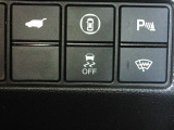 パーキングセンサーや横滑りを防ぐVSA等のスイッチ類は運転席の右側、手の届きやすい位置にあります。