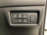 各種機能の切替スイッチは運転席パネル下に集約されています。任意で切り替え可能なため状況に合わせてお使いください。