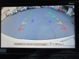 ナビ画面にバックビュ-モニタ-の映像を映し出しています。  狭い場所での車庫入れをサポ-トしてくれる便利アイテムです。