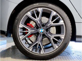 【BMWアロイホイル】軽量かつ強度に拘ったアロイホイル。走行性能ポテンシャルを引き出す設計。車の足元を引き締めてくれる大きなポイントはアロイホイルです。
