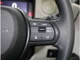 ホンダセンシング機能のクルーズコントロールはアクセル操作せず一定のスピードで走行するのはもちろん、前車との適切な車間距離も保ちます!車線内を走行できるようハンドル操作を支援する機能も付いています!