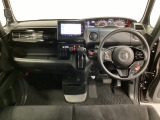 車内は光触媒抗菌消臭施工済です。スタイリッシュなデザインでスポーティなインパネ周りを演出します。グローブボックスやカップホルダーのほかにトレーなどたくさんの収納スペースが付いています。