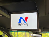 【リヤエンターテインメントシステム】後席にお座りの方も大満足の、人気メーカーオプションを装備。専用の音響システムと、大画面のモニターで移動中もDVD等をお楽しみいただけます。