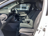 前席には身体を支える形状のシートを採用し、視界を確保しやすい運転席まわりです。助手席側からも前方を見渡しやすく、落ち着いた色調の車内でゆったりと過ごせます。乗り降りもスムーズです。