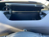 運転席前にも小物入れあります