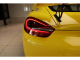 911カレラS(991.1型)の伝統的な名機をベースにしています。環境規制が厳しくなる前のモデルであるため、高回転まで回した際のはじけるような高音のエグゾーストノート(快音)は981型最大の強みです