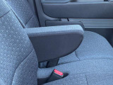 運転席にはアームレストが付いてます。