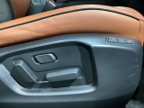 運転席にはパワーシートを装備!シート位置を記憶するメモリー機能付きなのでご夫婦で2名分セットすると便利です♪