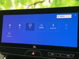 FMやAM、テレビ、Bluetoothなど複数のメディアが画面に並び、使いたい項目を見分けやすい構成です。日々の移動時間に合わせて音源を選びやすく、便利に活用できます。