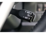 【クルーズコントロール】搭載です。オンにしておけば、高速道路などでアクセルを踏み続けなくてもセットした一定速度を維持してくれます。運転する方の負担を軽減し、疲労軽減に貢献してくれます。