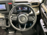 インテリアに合わせたデザインのステアリングは、運転される方のことも考え、運転しやすい形状、大きさです。是非一度、実際に触ってお確かめください。