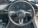 ドライバーが心に余裕をもって運転に集中できること、助手席や後席からもすっきりと前を見通せる空間の起点となり、全員が安心してドライブを楽しめることをモットーにシンプルなレイアウトとなっています。