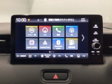 HondaCONNECT対応の便利なナビディスプレー。お持ちのスマートフォンと連携して、ナビやBluetoothでの音楽再生が可能です。デザインはもちろん、操作性も良好です。