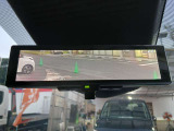 インテリジェントルームミラー カメラからの映像をミラーで見たように表示します。角度や光度等の調整も可能。後席の人と目を合わせず後方確認出来ます。