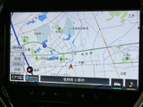 道路や周辺施設が画面いっぱいに表示され、現在地と目的地の位置関係を把握しやすい地図画面です。表示範囲や案内情報を確認しながら、行き先までのルートを設定できます。