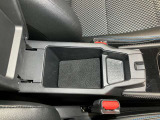 センターコンソールボックスの中にもたっぷり収納!運転席周りをすっきり保てます!