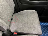 【シートアンダーボックス】座面に付いているこの紐を引っ張ると