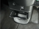◆センターロアボックス◆インパネ中央の下部には、ごみ箱としても使用する事ができるセンターロアボックスを装備しております。