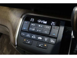 運転席と助手席の温度設定の変更が可能な左右独立タイプのデュアルエアコンです♪♪♪暑がりな人・寒がりな人も誰もが車内を快適にお過ごしいただけます♪♪♪