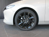 18インチ純正アルミホイールを装備。タイヤサイズは215/45R18となります。