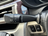 表示がレバー上にまとまり、運転席から各設定を確認しやすいつくりです。雨天時など視界への配慮が必要な場面でも扱いやすく、日々の運転を支える実用的な装備です。