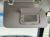 【バニティミラー】運転席・助手席のサンバイザーに装備。身だしなみチェックやメイク直しも安心です。