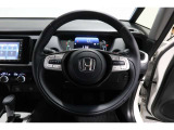 運転中もハンドルでの操作が可能です。特に高速道路等の目が離せない運転時には、便利さだけでなく、安全性も兼ね備えております。