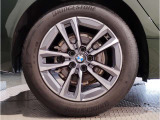 【BMWアロイホイル】軽量かつ強度に拘ったアロイホイル。走行性能ポテンシャルを引き出す設計。車の足元を引き締めてくれる大きなポイントはアロイホイルです。