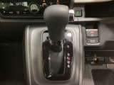 CVT車のセレクトレバーです。低速から高速まで、変速ショックのないスムーズな走りと、エンジン効率のよい領域を維持して燃費にも貢献します。サイドブレーキはスイッチ操作の電子制御パーキングブレーキです。