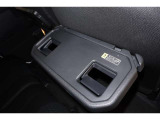 格納式のドリンクホルダー付きです。ドリンクホルダーとしてはもちろん、テーブルとして使用することだってできますよ。