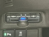カードの挿入口や表示ランプを備えたユニットが、運転席まわりに配置されています。各部の表示を目で確認しやすく、必要な際にも位置を把握しやすい装備として、日常の利便性を支えます。