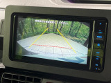 【バックカメラ】駐車時に後方がリアルタイム映像で確認できます。大型商業施設や立体駐車場での駐車時や、夜間のバック時に大活躍!運転スキルに関わらず、今や必須となった装備のひとつです!