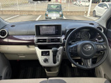 画面がダッシュボード中央に配置され、運転席からも視線を向けやすいレイアウトです。周囲のスイッチ類もまとまっており、走行前に必要な情報を確認しやすい装備です。