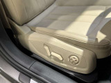 クオリティの高いシートを採用するのは、Audiのクルマづくりの哲学のひとつです。特に座り心地が重要です。体の大きなドイツ人が座っても頑丈な耐久性があります。。しかも肌触りも良く高級家具のようです。