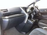 前方の見通しが良いすっきりした視界、誰でも扱いやすく運転できます。疲れにくく安心ドライブを更に快適なものにします!