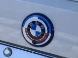 トランクエンブレムも人気のM社創立50周年記念エンブレム!