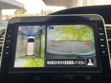 車両周辺の映像を画面で確認でき、駐車時など周囲の状況を把握する際に便利です。車体の周りを見渡す手がかりとなり、慎重な操作をサポートしてくれます。
