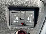 【両側パワースライドドア】両側がパワースライドドアになっており、運転席のスイッチやスマートキーでも開閉が可能。お子様やご年配の方でも乗り降りが楽になり介助等でも重宝します。